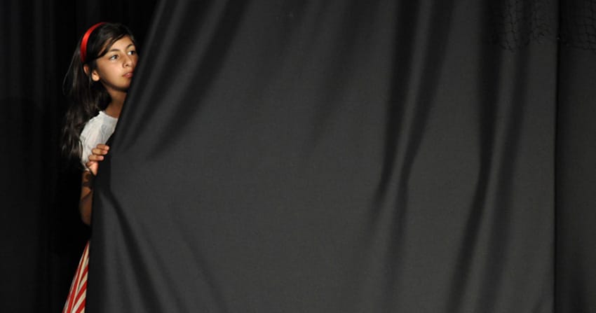 bellacademia-maedchen-hinter-vorhang