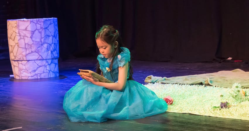 kleines-maedchen-liest-maerchen